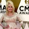 Dolly Parton recreated her Playboy cover at age 75: she dressed up as a sexy bunny